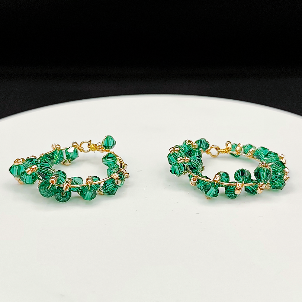 Boucles d’oreilles Emeraudae  – Quand la lumière rencontre l’élégance dorée.