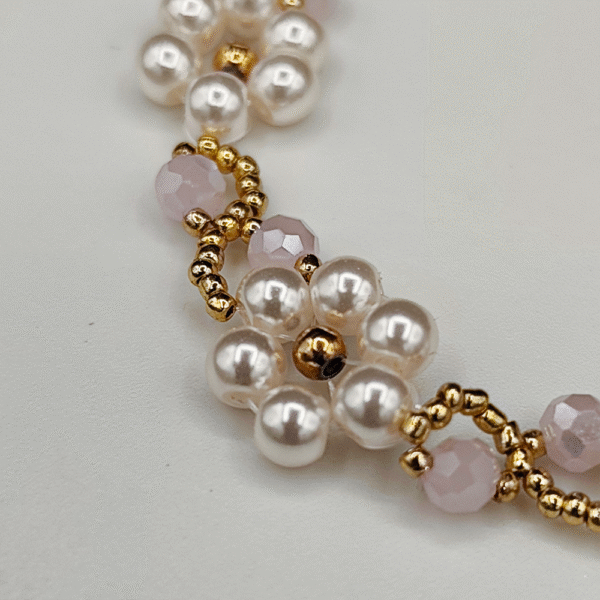 Bracelet Marguerites Rosé – Délicatesse florale et éclats dorés