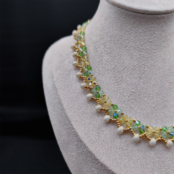 Collier Jonquilles – Douceur florale, éclats précieux